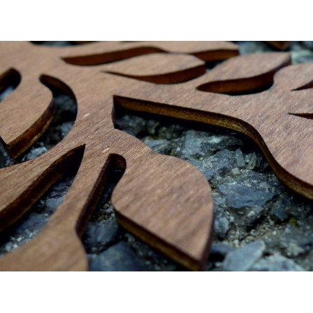 Stylesa - Holzgemälde an einer Baumwand