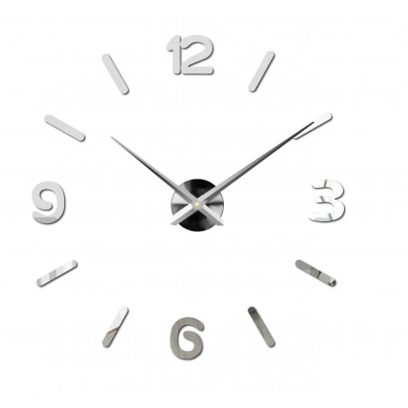 Stilvolle Uhr aus Plexiglas, leise und einfach in jedem Raum zu installieren.