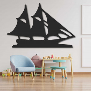 Geschnitztes Bild an der Wand eines hölzernen Segelbootes...
