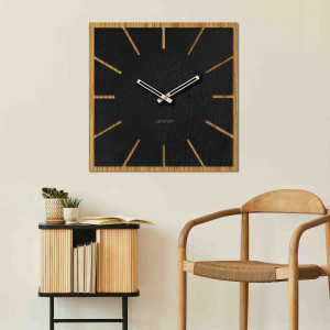 Quadratische Wanduhr aus Holz mit Eichendekor und schwarzem Rahmen 2