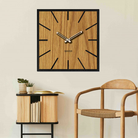 Quadratische Wanduhr aus Holz mit Eichendekor und schwarzem Rahmen