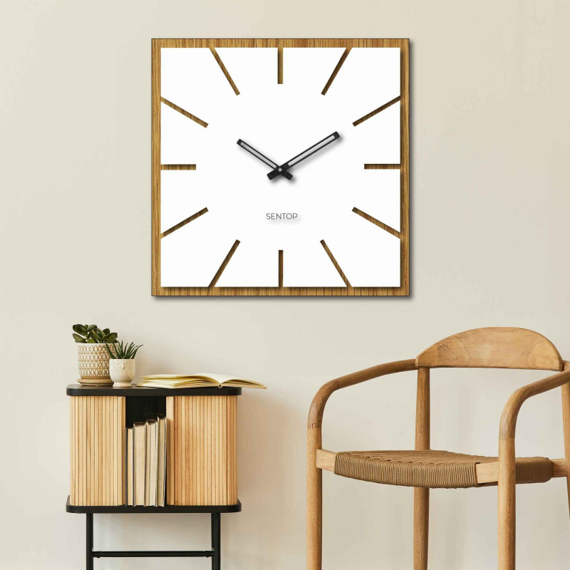 Quadratische Wanduhr aus Holz mit Eichendekor und schwarzem Rahmen