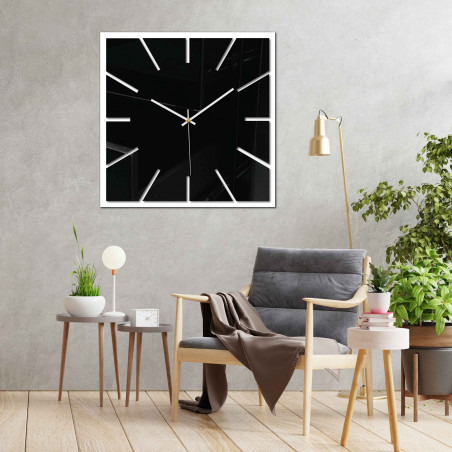 Moderne Spiegelwanduhr für ein elegantes Interieur