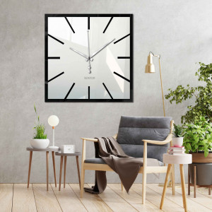 Moderne Spiegelwanduhr für ein elegantes Interieur 2