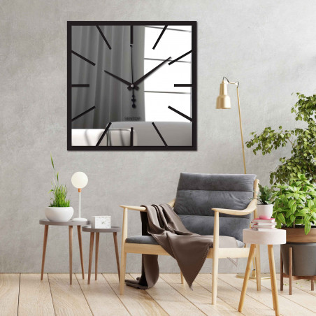 Moderne Spiegelwanduhr für ein elegantes Interieur