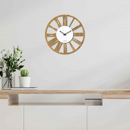 Diese Wanduhr ist aus hochwertigem HDF-Material gefertigt, das für seine Stärke und Langlebigkeit bekannt ist.