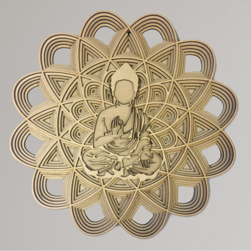 Dreidimensional geschnitztes Holzmandala mit einer Buddha-Figur in Meditationshaltung.