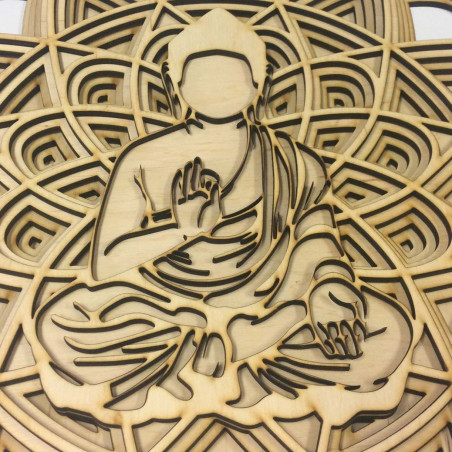 Dreidimensional geschnitztes Holzmandala mit einer Buddha-Figur in Meditationshaltung.