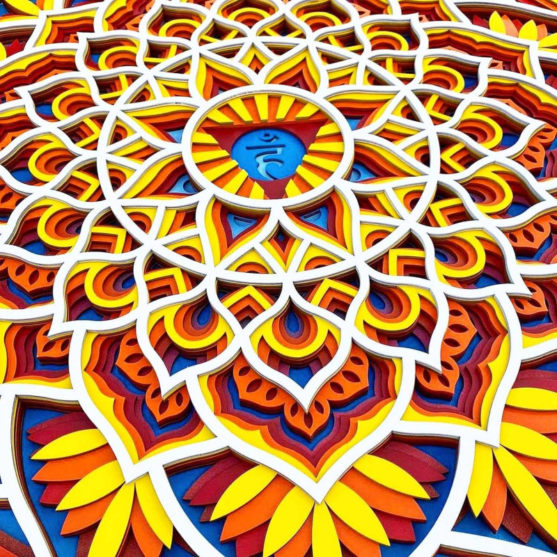 Hölzernes Mandala an der Wand mit Feng-Shui-Energie