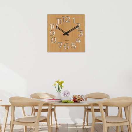 Moderne Wanduhr aus Holz im minimalistischen Design