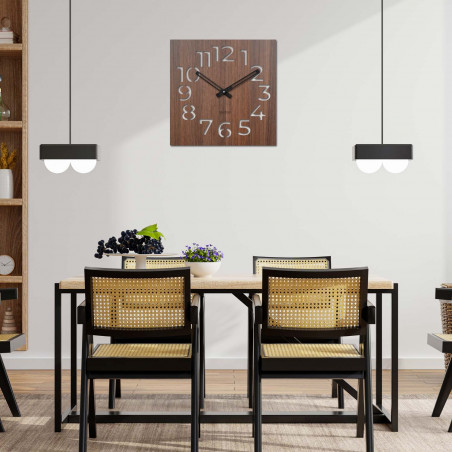 Elegante Holzwanduhr für ein modernes Interieur. Minimalistische Holzuhr mit markanten Ziffern.