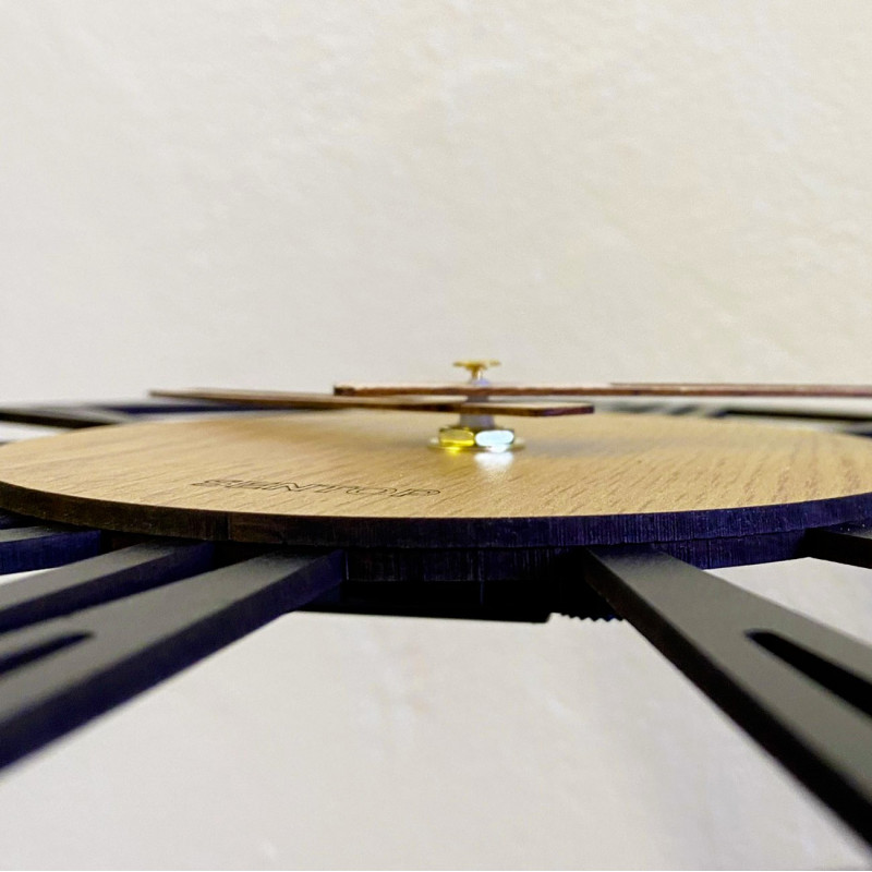 Diese Wanduhr ist aus hochwertigem HDF-Material gefertigt, das für seine Stärke und Langlebigkeit bekannt ist.