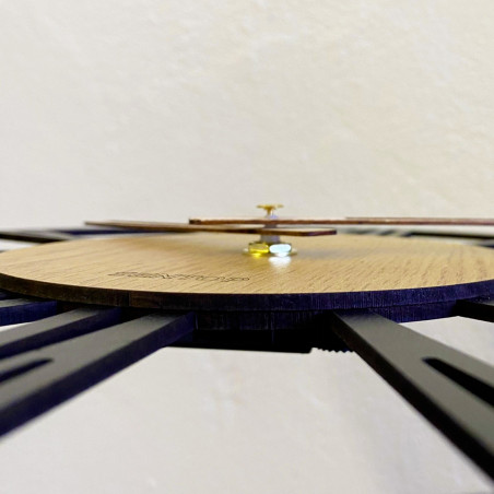 Diese Wanduhr ist aus hochwertigem HDF-Material gefertigt, das für seine Stärke und Langlebigkeit bekannt ist.