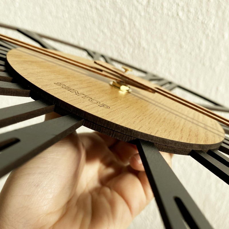 Diese Wanduhr ist aus hochwertigem HDF-Material gefertigt, das für seine Stärke und Langlebigkeit bekannt ist.