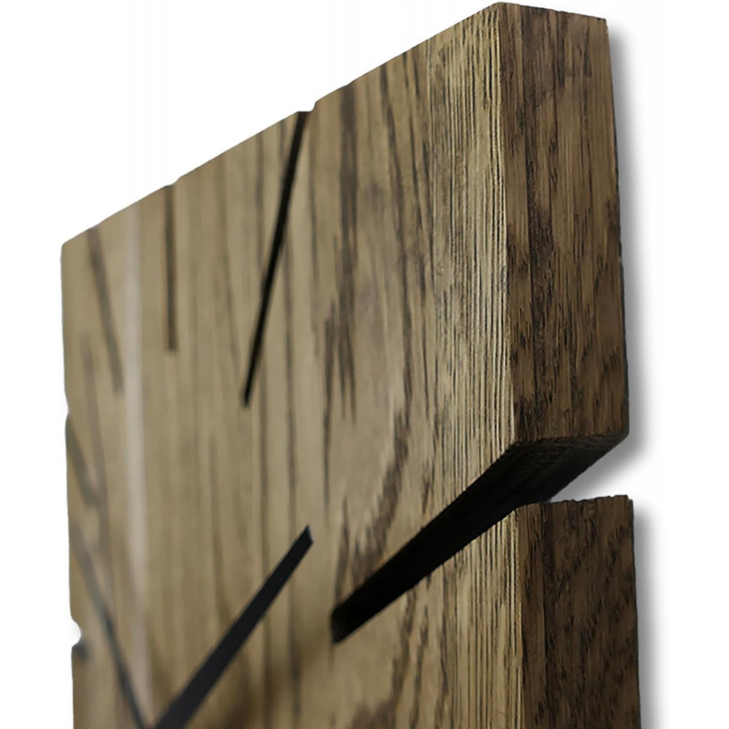 Wanduhr aus Eichenholz.