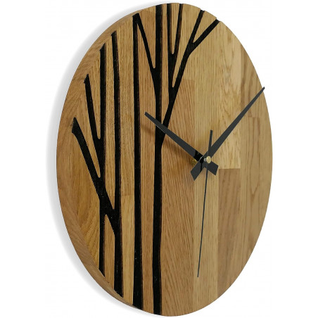 Runde, elegante Uhr aus Massivholz mit minimalistischem Design.