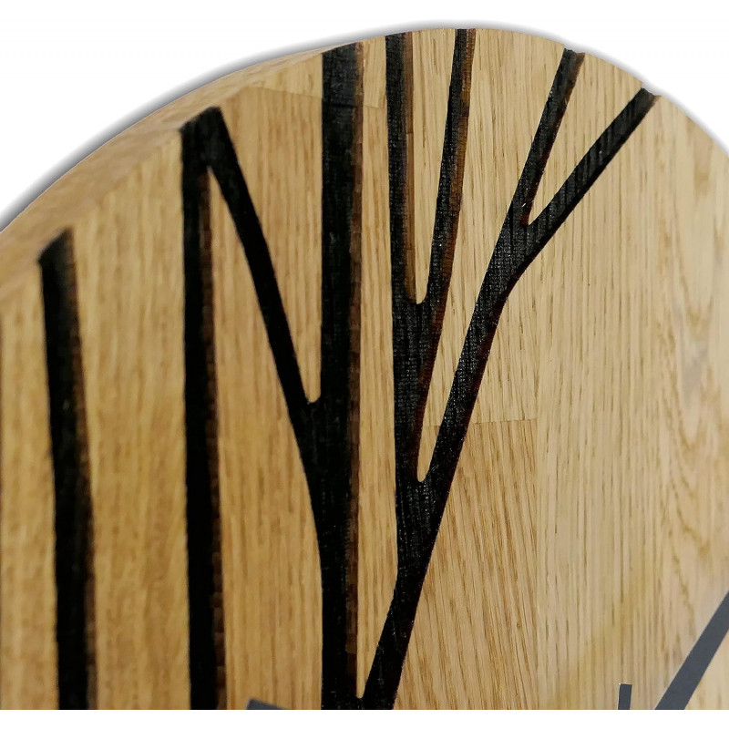 Moderne Wanduhr aus Holz mit schwarzem Motiv und kontrastierenden Zeigern.