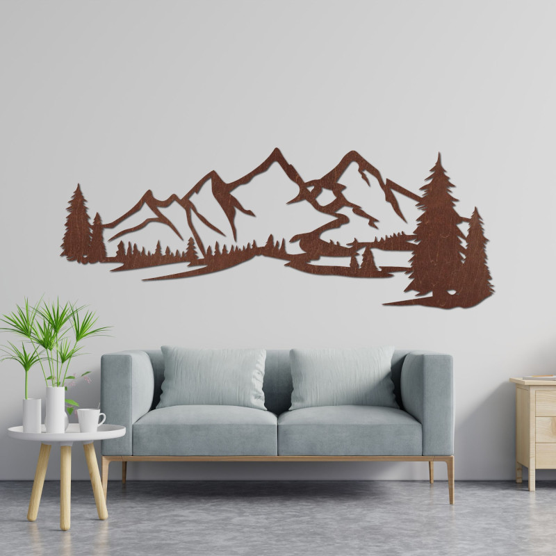 Schwarzes Panoramabild von Bergen und Wald über einem grauen Sessel im Wohnzimmer.