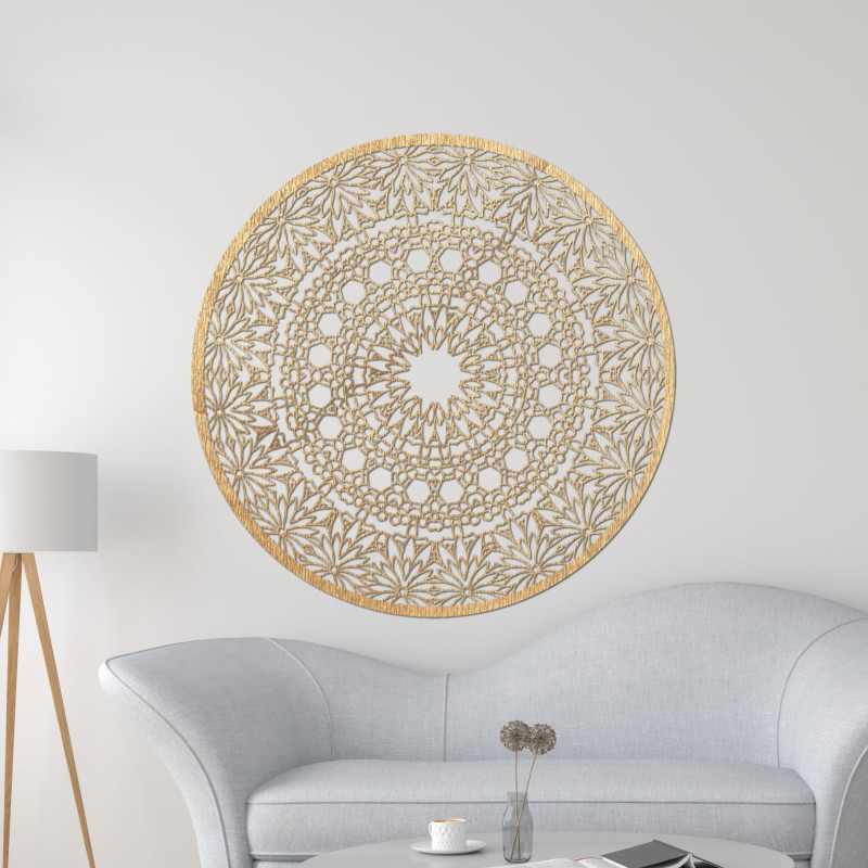 Eine luxuriöse Holzmandala an der Wand sorgt für ein harmonisches Interieur.