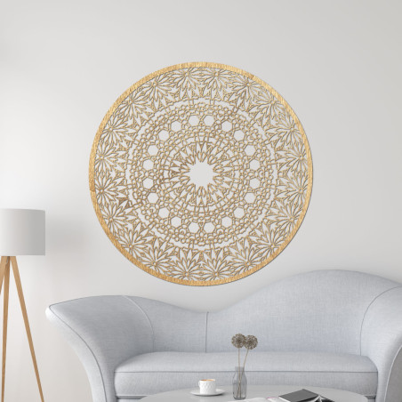 Eine luxuriöse Holzmandala an der Wand sorgt für ein harmonisches Interieur.