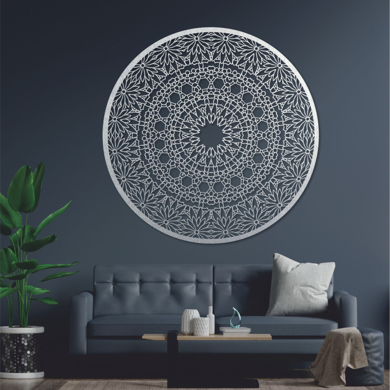 Eine luxuriöse Holzmandala an der Wand sorgt für ein harmonisches Interieur.