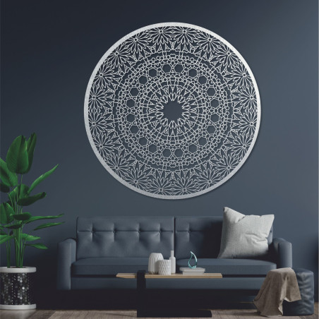 Eine luxuriöse Holzmandala an der Wand sorgt für ein harmonisches Interieur.