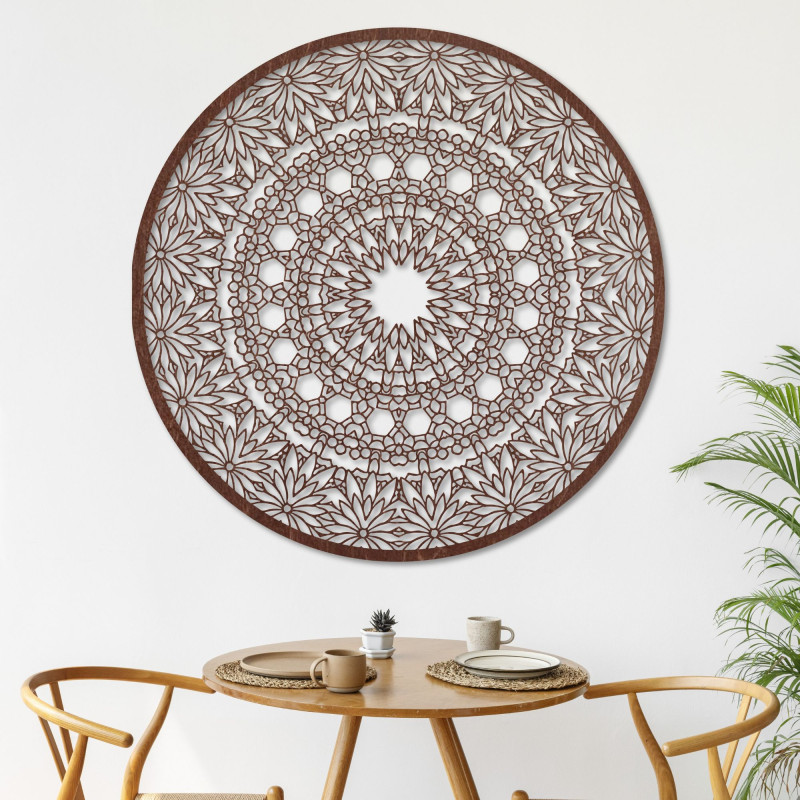 Eine luxuriöse Holzmandala an der Wand sorgt für ein harmonisches Interieur.