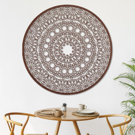 Eine luxuriöse Holzmandala an der Wand sorgt für ein harmonisches Interieur.