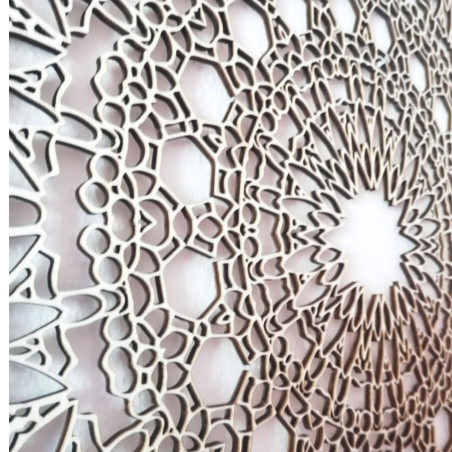 Designer-Mandala an der Wand mit einem präzisen geometrischen Muster