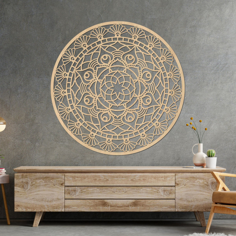 Ein aufwendig geschnitzter, kreisförmiger Dekor mit ornamentalen und geometrischen Mustern hing an einer weißen Wand.