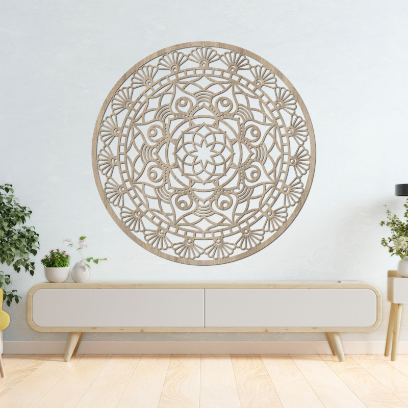 Präzise geschnitzte Holzdekoration mit markanten symmetrischen Mustern in einem modernen Interieur.