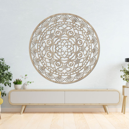 Präzise geschnitzte Holzdekoration mit markanten symmetrischen Mustern in einem modernen Interieur.