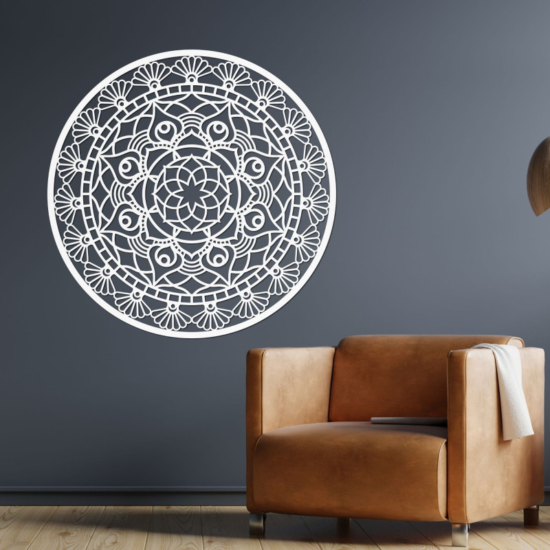 Runde Wanddekoration mit detaillierten geometrischen Elementen und zarten Kurven.