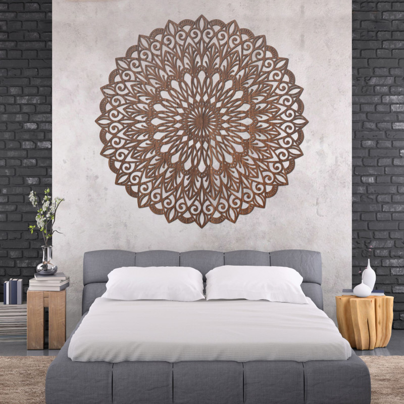 Eine hölzerne Mandala an der Wand – das perfekte Bild für Harmonie im Raum