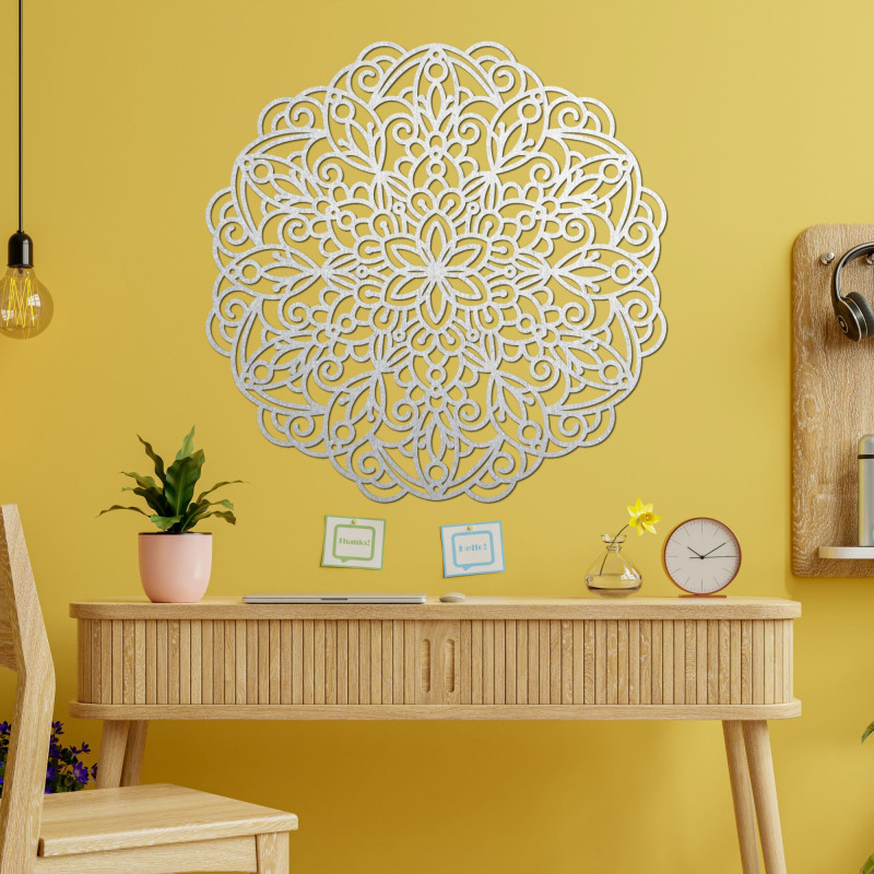 Elegante Holzmandala an der Wand in einem modernen Boho-Interieur