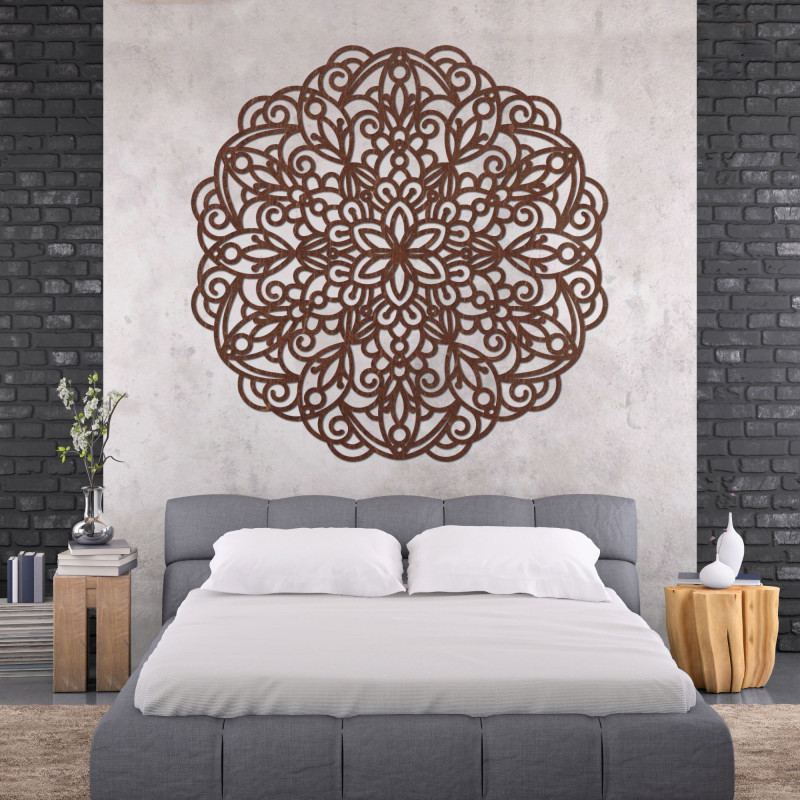 Elegante Holzmandala an der Wand in einem modernen Boho-Interieur