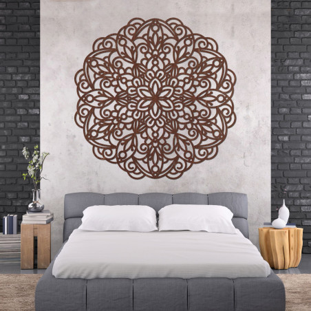 Elegante Holzmandala an der Wand in einem modernen Boho-Interieur