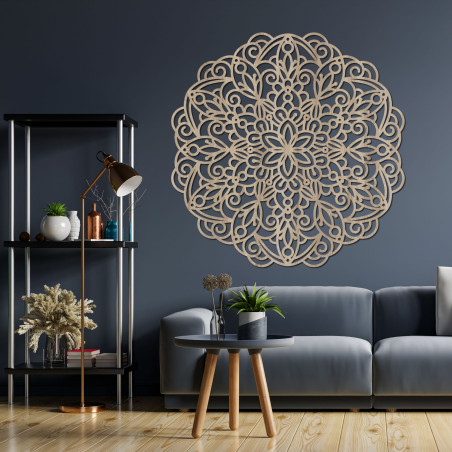 Hölzernes Mandala an der Wand: geometrische Blumendekoration