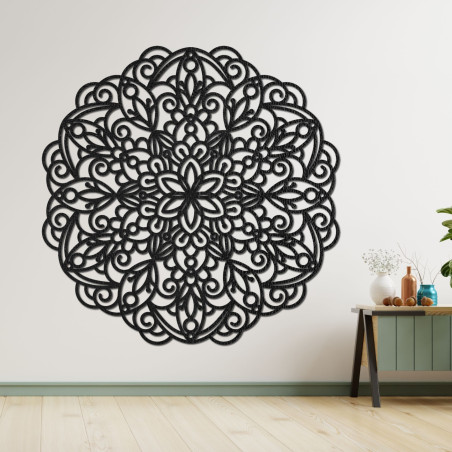 Hölzernes Mandala an der Wand – ein Symbol für Harmonie und Ausgewogenheit