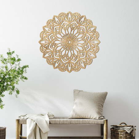 Hölzerne Mandala für die Wand mit einem präzise geschnitzten Ziermuster