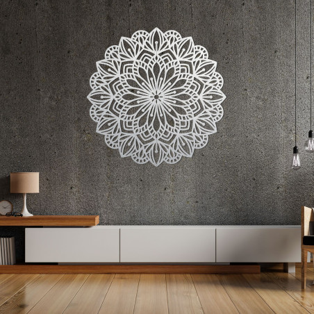 Hölzerne Mandala für die Wand mit einem präzise geschnitzten Ziermuster