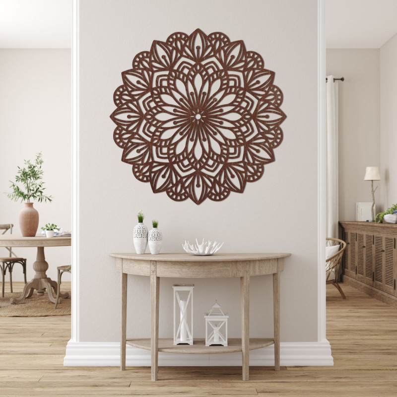 Hölzerne Mandala für die Wand mit einem präzise geschnitzten Ziermuster