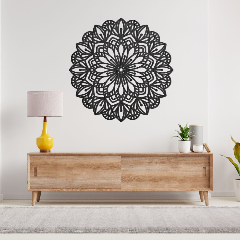 Hölzerne Mandala für die Wand mit einem präzise geschnitzten Ziermuster