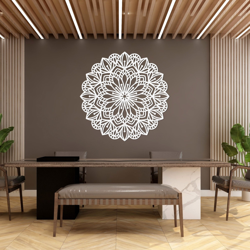 Hölzernes Mandala für die Wand mit einem detaillierten Ziermuster