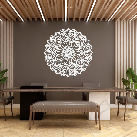 Hölzernes Mandala für die Wand mit einem detaillierten Ziermuster