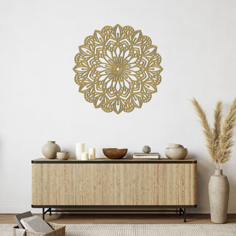 Hölzernes Mandala für die Wand mit einem detaillierten Ziermuster