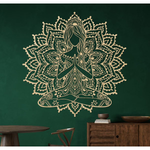 Wanddekoration aus Holz in Form einer dreidimensionalen Mandala-Yoga-Frau – ein Designelement für das Wohnzimmer, das für ein mo