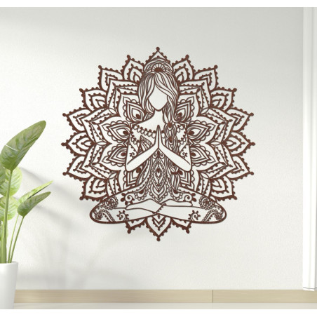 Modernes Holzbild einer Yoga-Frau in einem Mandala - elegante Wanddekoration für einen stilvollen und ruhigen Raum.