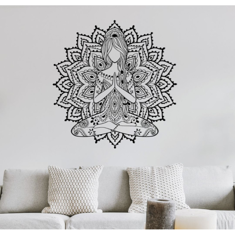 Wanddekoration aus Holz in Form einer dreidimensionalen Mandala-Yoga-Frau – ein Designelement für das Wohnzimmer, das für ein mo