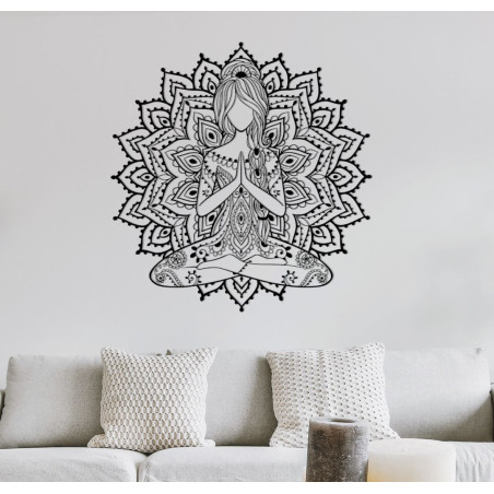 Wanddekoration aus Holz in Form einer dreidimensionalen Mandala-Yoga-Frau – ein Designelement für das Wohnzimmer, das für ein mo